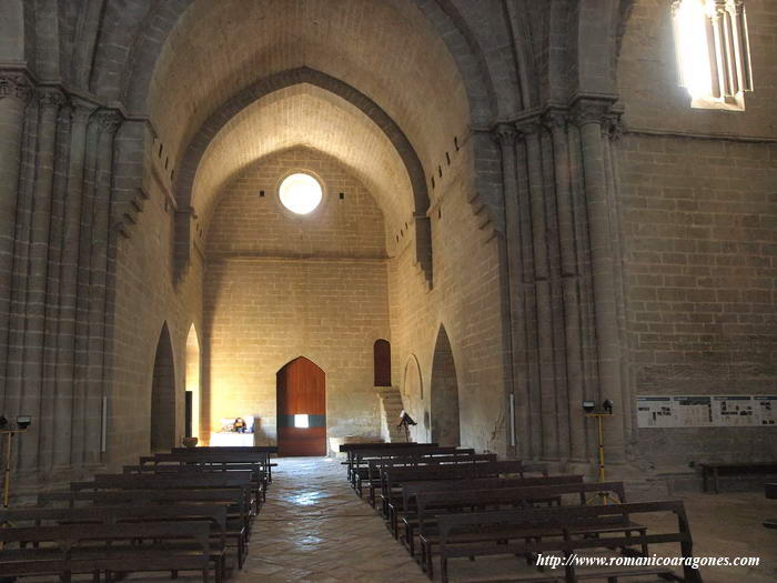 NAVE HACIA LOS PIES DEL TEMPLO